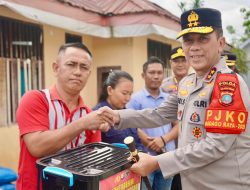 Tinjau Pos Kamtibmas Masamba, Kapolda Sulteng Serahkan Bantuan ke Warga Desa Saatu