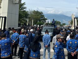 Ratusan Warga Tondo Geruduk Gerbang Untad, Tuntut Sanksi Berat Pelaku Pengeroyokan