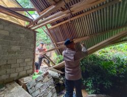 Satbrimob Polda Sulteng Sambangi Warga Terdampak Longsor Di Pamona Utara