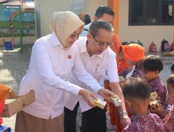Aksi Nyata Pada HUT ke-18 Gerindra, Longki Djanggola dan Zalzulmida Berbagi Susu Untuk Anak PAUD di Palu