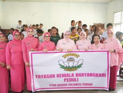 Bhayangkari Peduli, Salurkan Bantuan Pendidikan untuk Siswa SD Inpres Balumpewa di Sigi