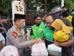 Ramadan Penuh Berkah, Kapolda Sulteng dan Bhayangkari Berbagi 1.000 Takjil di Jalan Suprapto