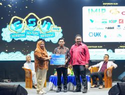 Guru Viral Perbaiki Pintu Kelas, Najib Nadir Terima Apresiasi Pemprov Sulteng di HUT ke-62