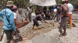 Kode Keras,Aksi Masyarakat Sausu Peore Gotong Royong Perbaiki Jembatan Sindiran Untuk Pemerintah