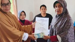 Kades Karya Mandiri Salurkan BLT Dan Gaji Aparat Desa