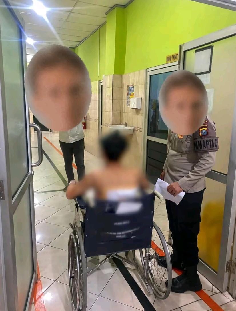 Keterangan fhoto: Kondisi terkini Ridho Febrian (20) saat didampingi petugas kepolisian di rumah sakit setelah menjadi korban penyerangan di Binjai Utara, Rabu (19/8/2026).