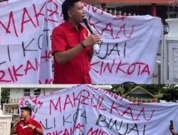 LMND Sumut dan Binjai Geruduk Balai Kota, Lempar 81 Telur Busuk; Desak Kejelasan CSR, Perbaikan Jalan, dan Evaluasi Pencopotan Kepling